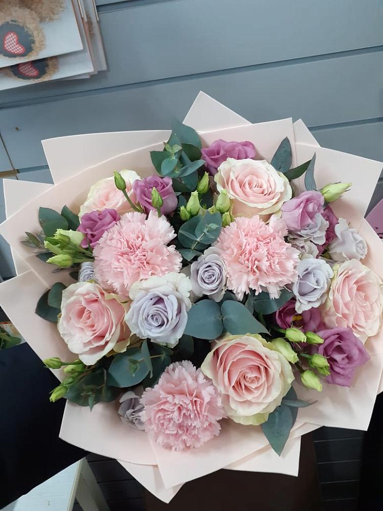 Букет цветов из: Розы, Гвоздики и Лизиантусы в Игумново